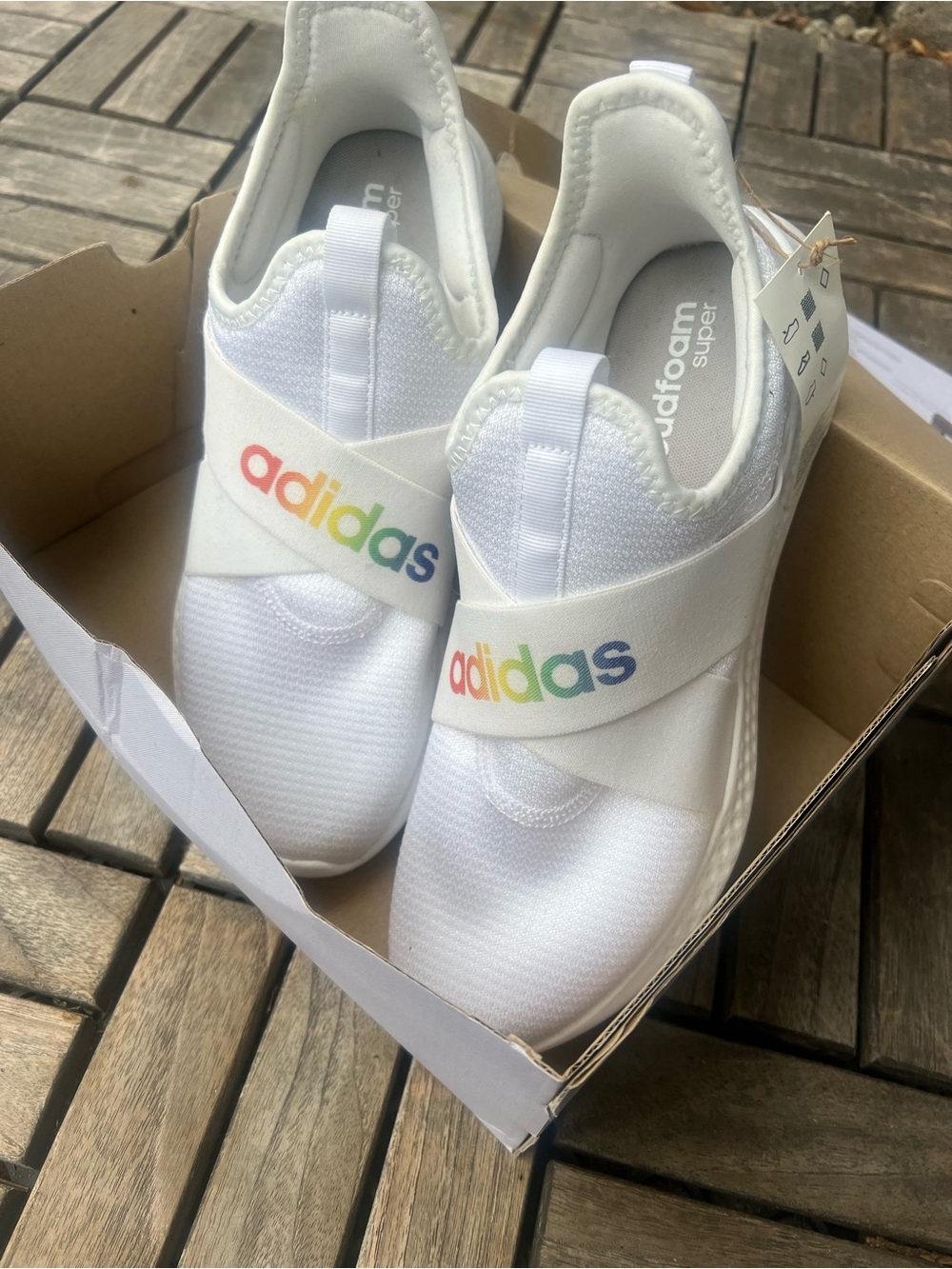 Addidas Cloud Foam women’s sneakers
size 10, only worn in doors to try on
